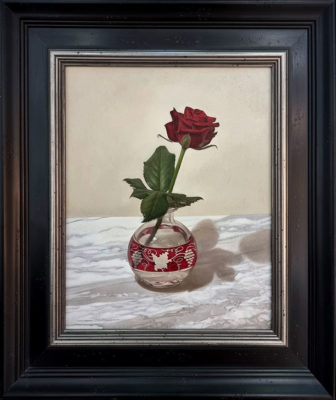 Sian Hopkinson at Norton Way Gallery, Hertfordshire. This original artwork by British artist, Sian Hopkinson is painted in oils. It depicts a red rose, in a small red and transparent glass vase, sat upon a top of marble. This original painting is framed in a dark black brown frame with a silver slip.me.